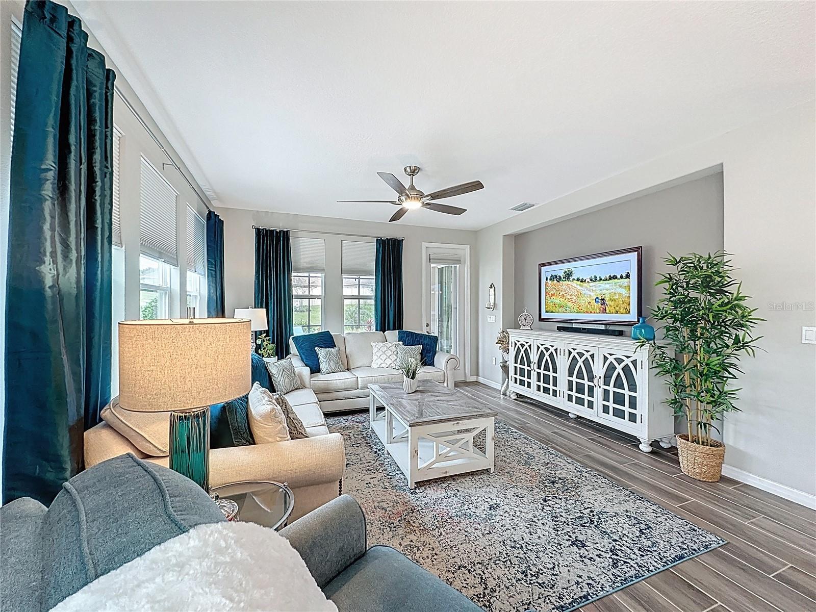 CASCADES/GROVELAND PH 6 - Residential