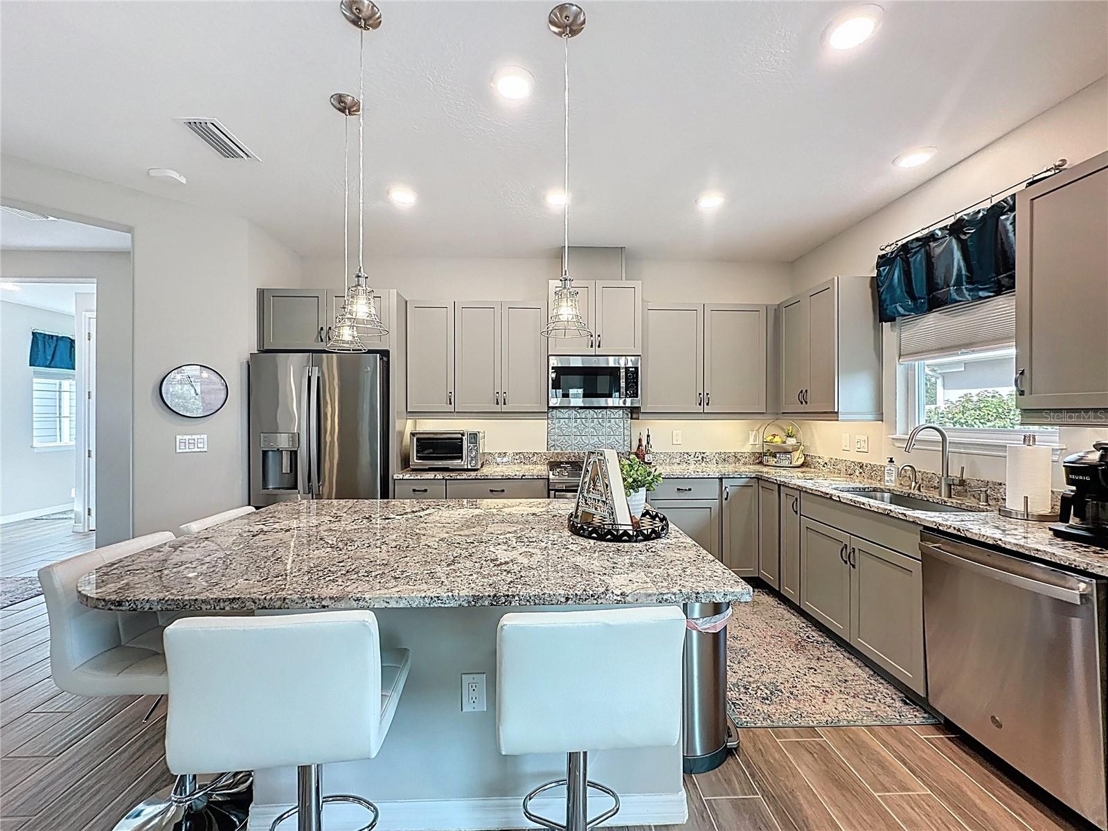 CASCADES/GROVELAND PH 6 - Residential