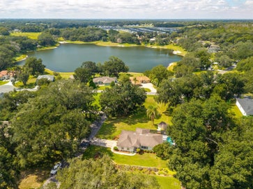 211 HANGING MOSS LANE LADY LAKE FL 32159