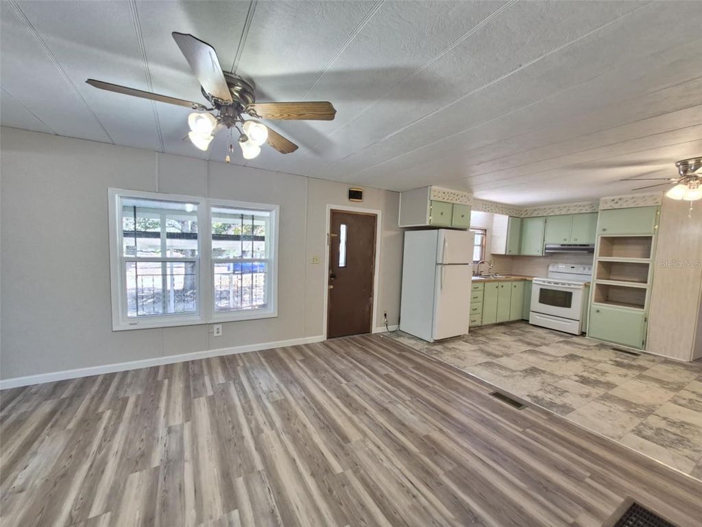 Photo of 18565 SE 24th Lane, Ocklawaha, FL 32179 (MLS # OM718806)