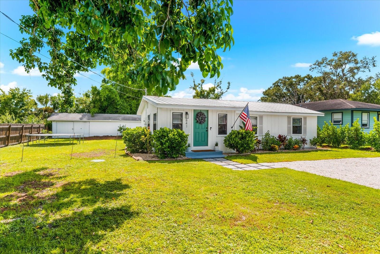841 HAND AVENUE