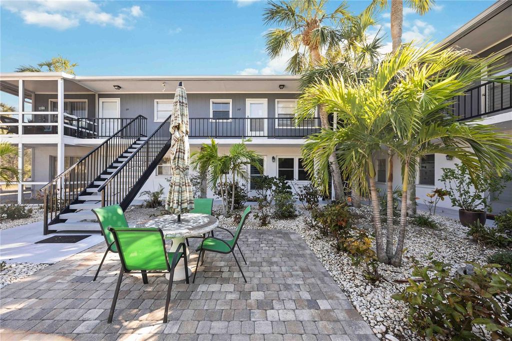 Photo of 236 Harbor Drive S #202, Venice, FL 34285 (MLS # N6142372)
