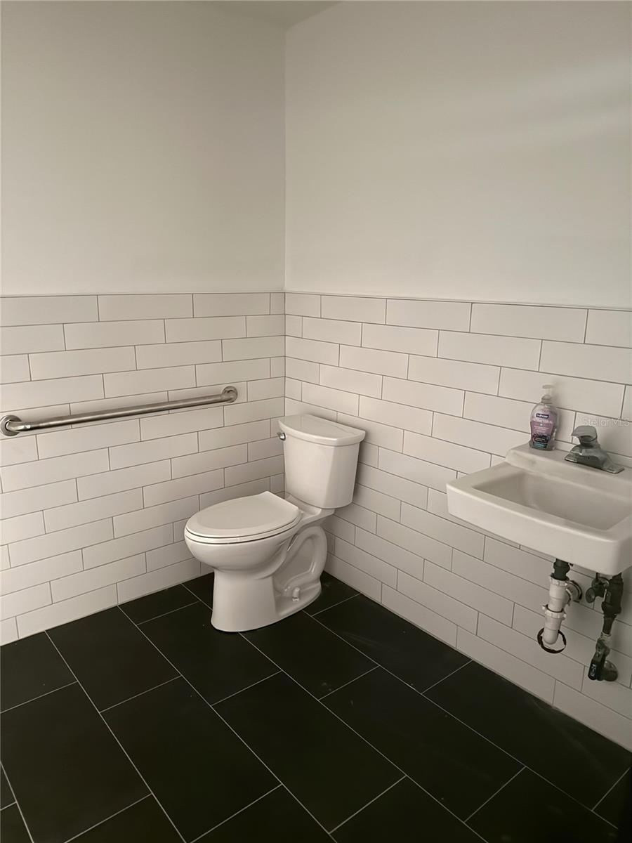 1775 INDUST PARK - Commercial Lease