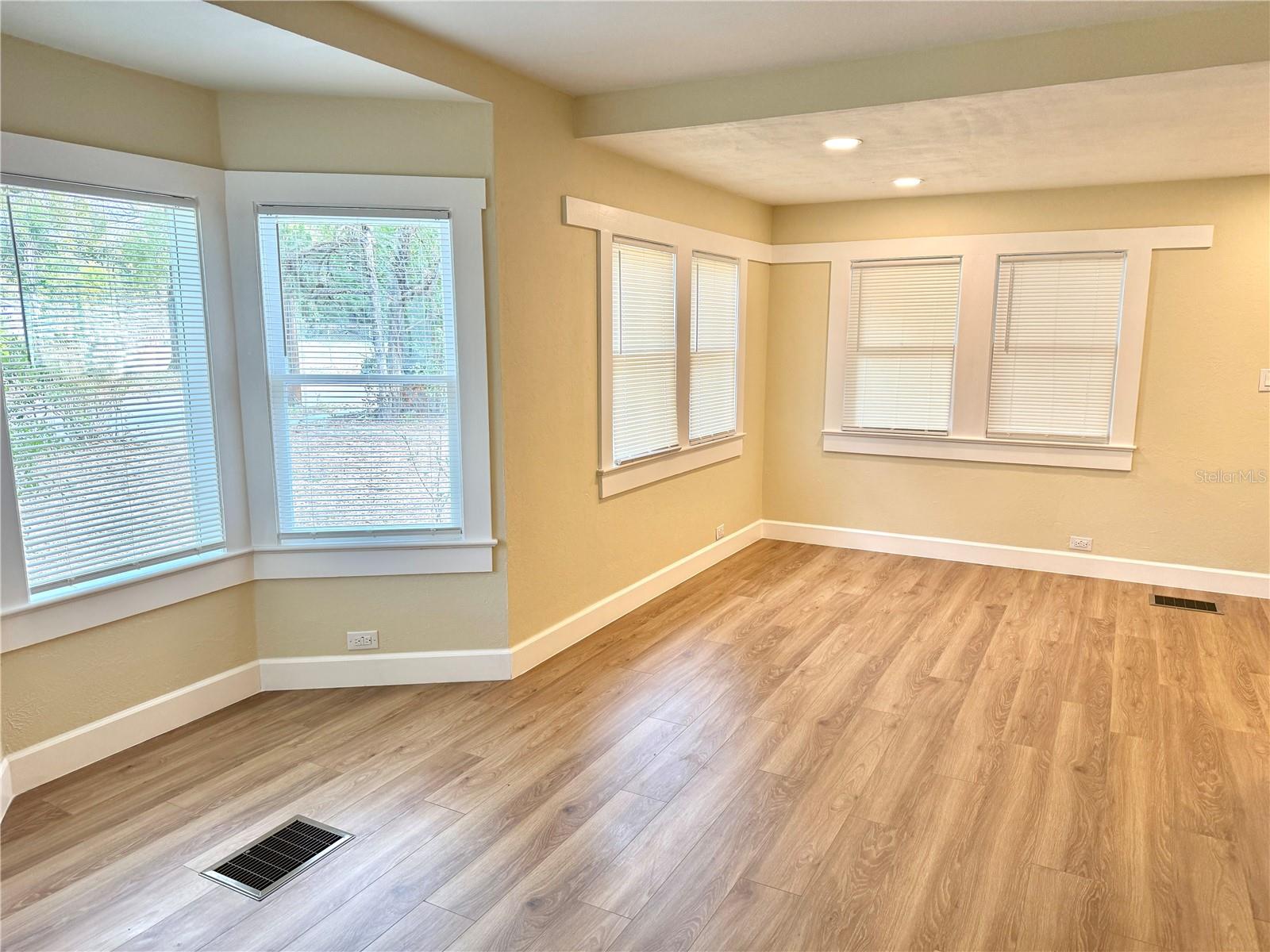 1903 E OSBORNE AVENUE