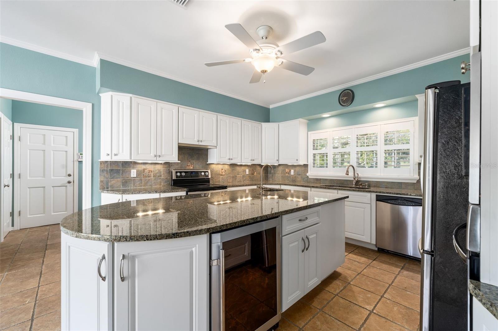 COUNTRY CLUB MANOR - Residential