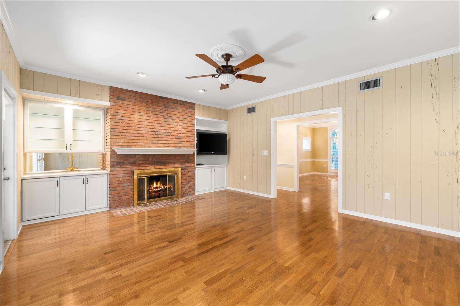 COUNTRY CLUB MANOR - Residential