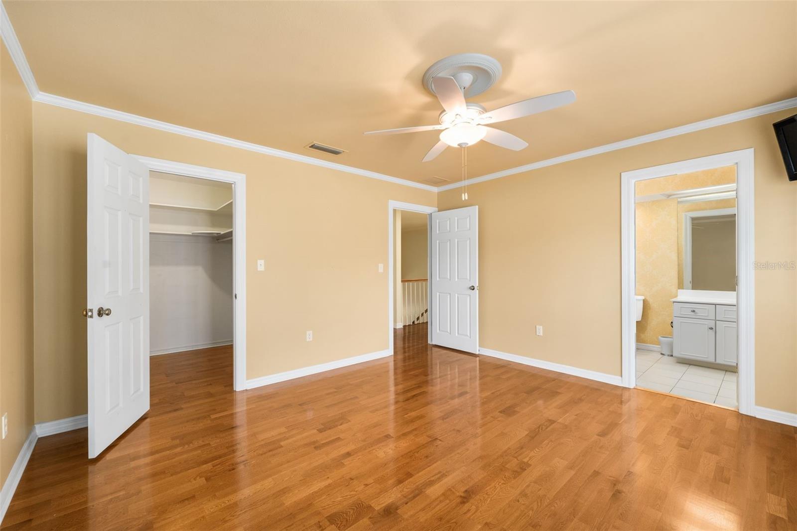 COUNTRY CLUB MANOR - Residential