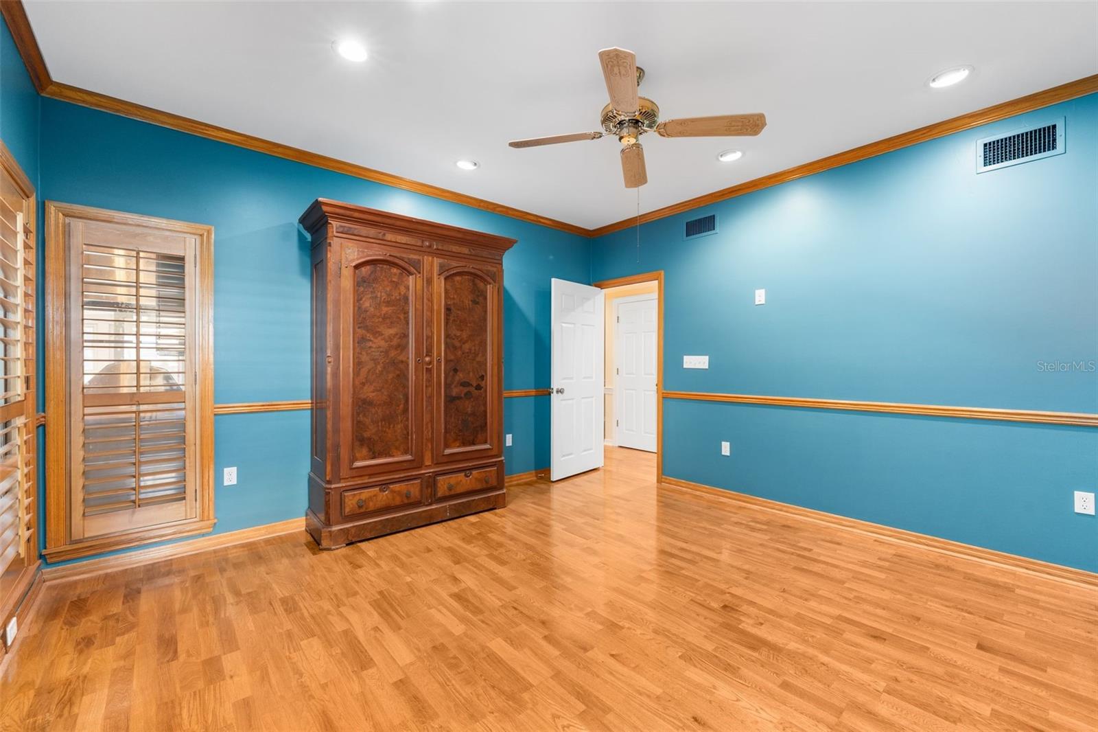 COUNTRY CLUB MANOR - Residential