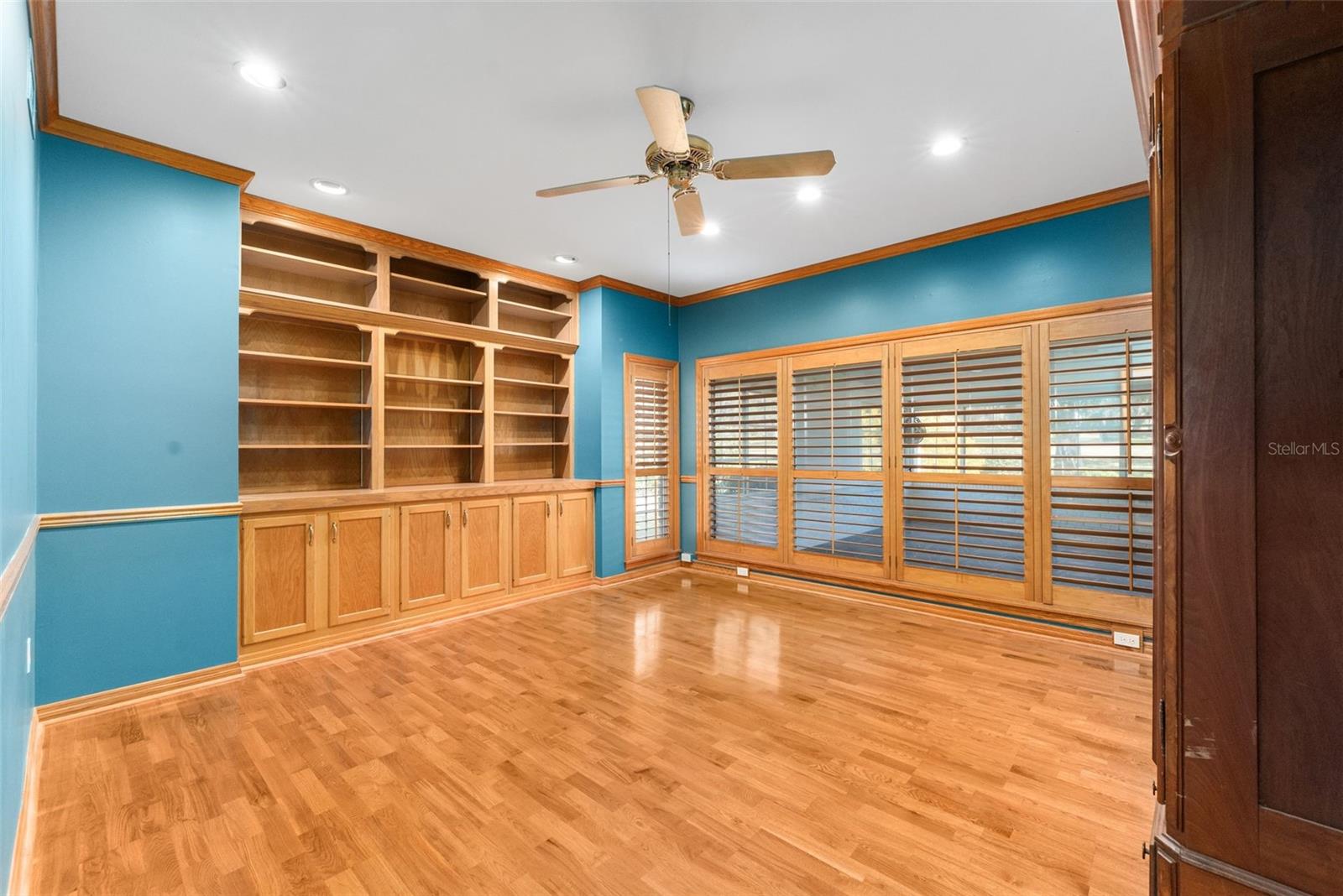 COUNTRY CLUB MANOR - Residential