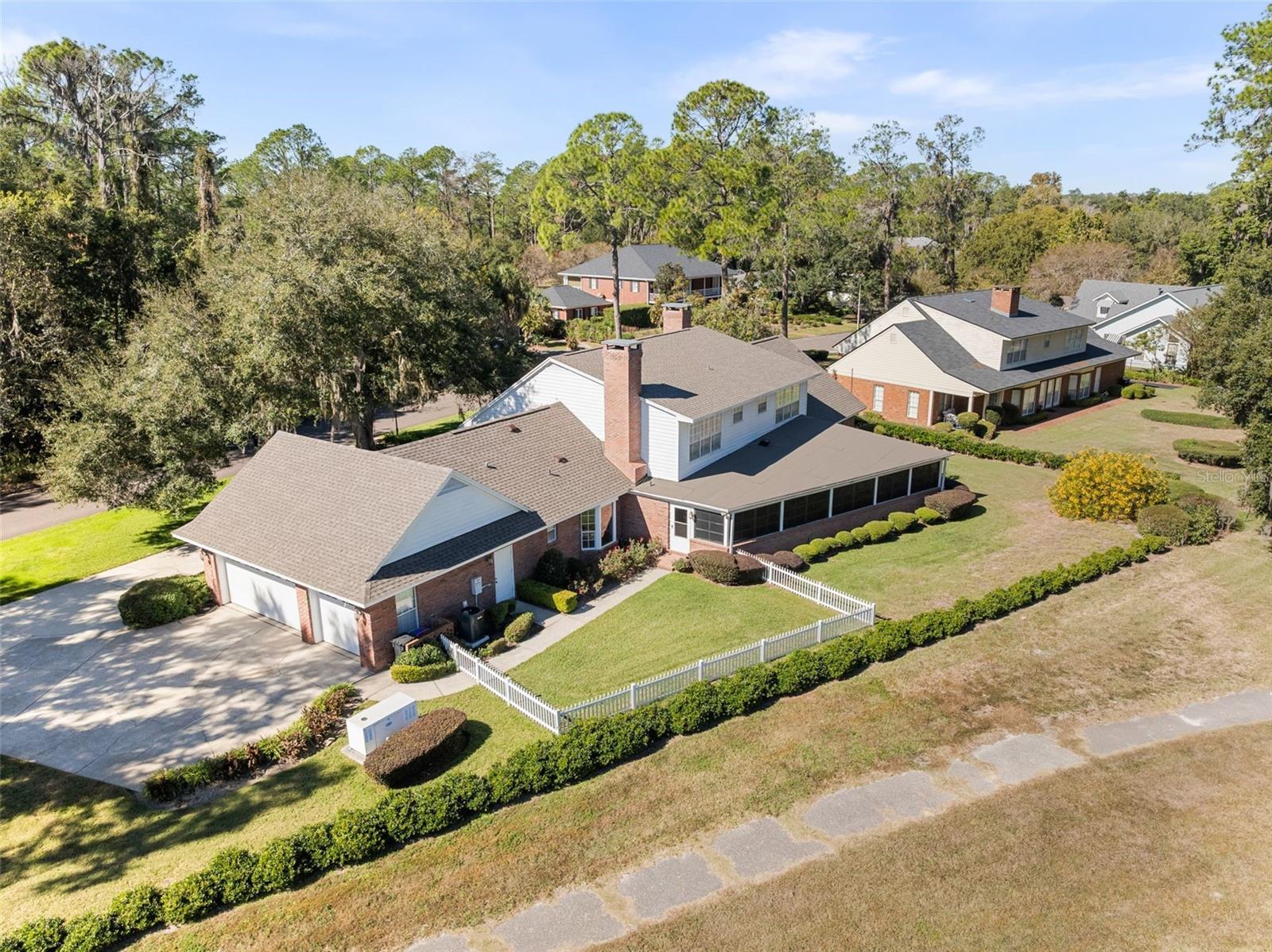 COUNTRY CLUB MANOR - Residential