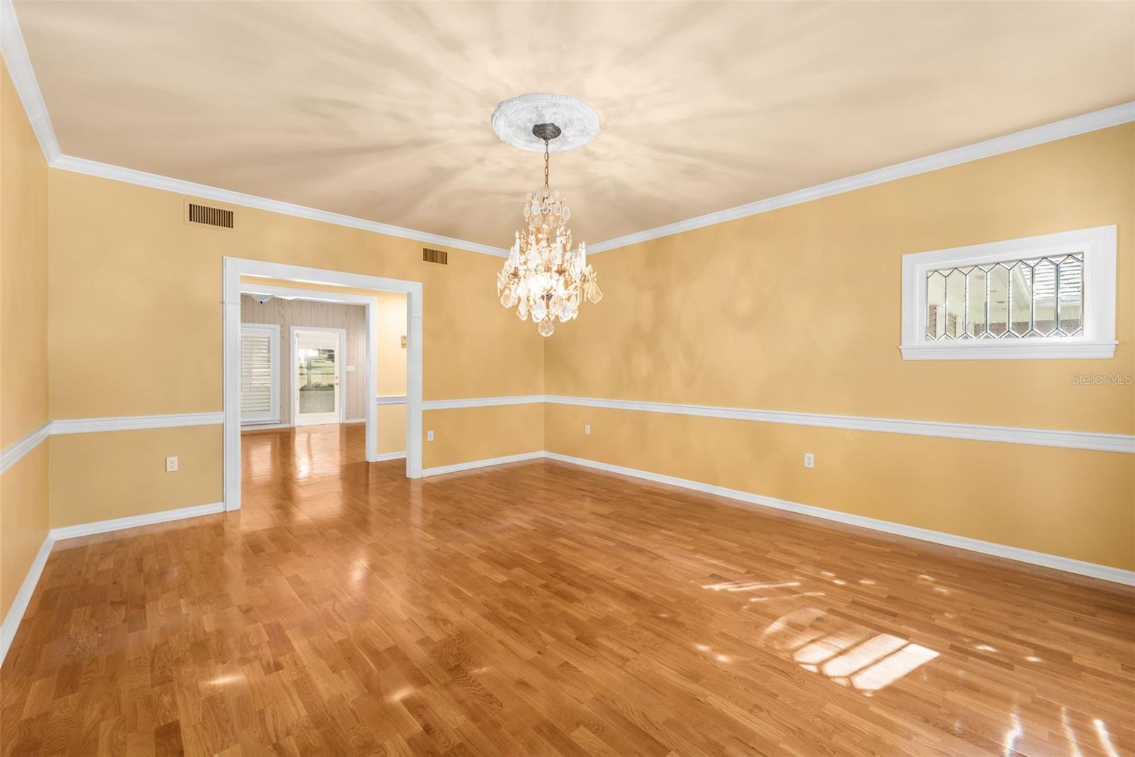 COUNTRY CLUB MANOR - Residential