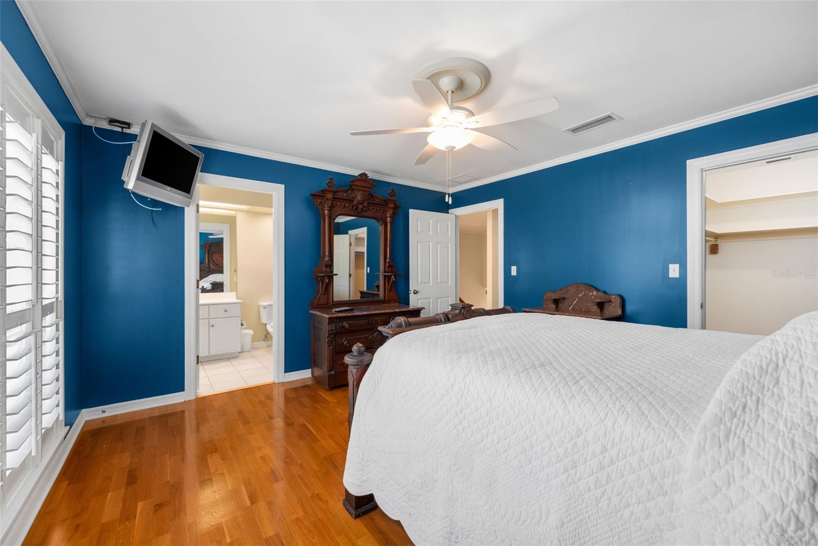 COUNTRY CLUB MANOR - Residential