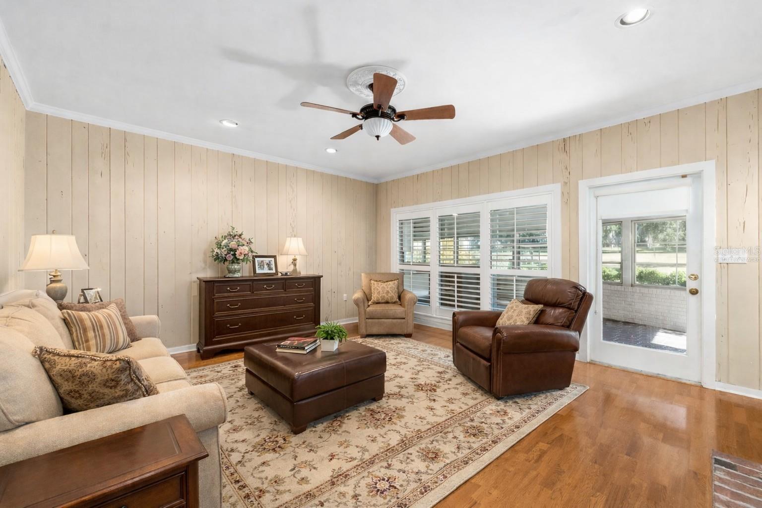 COUNTRY CLUB MANOR - Residential