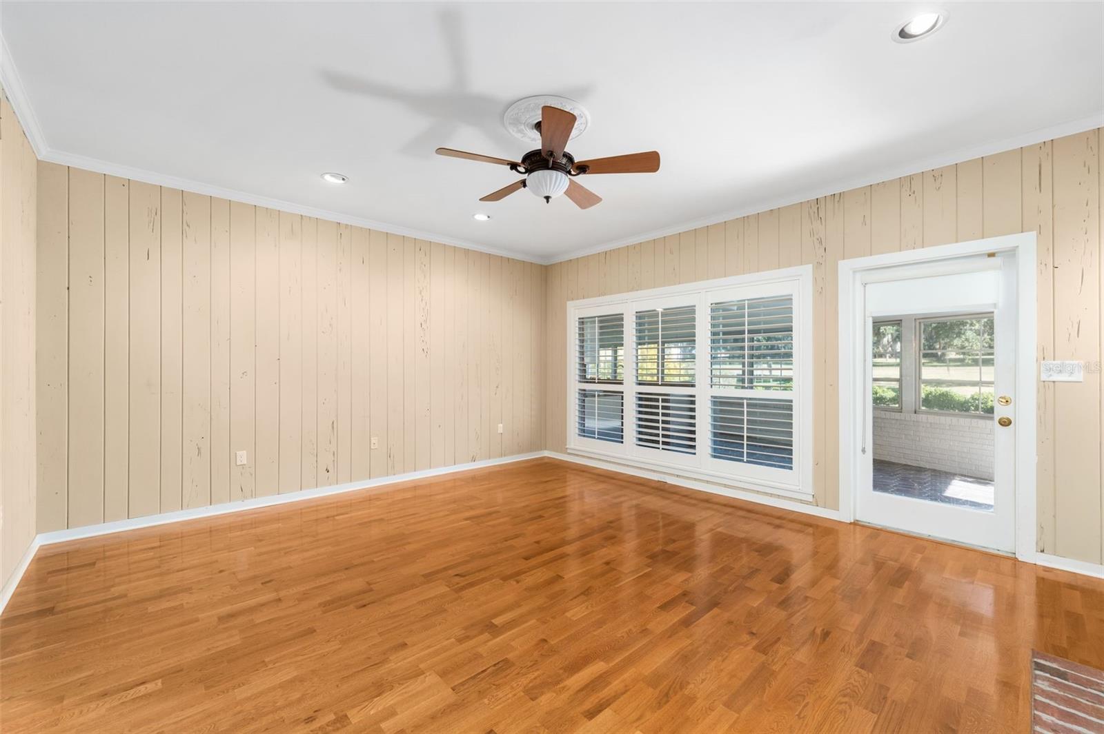 COUNTRY CLUB MANOR - Residential