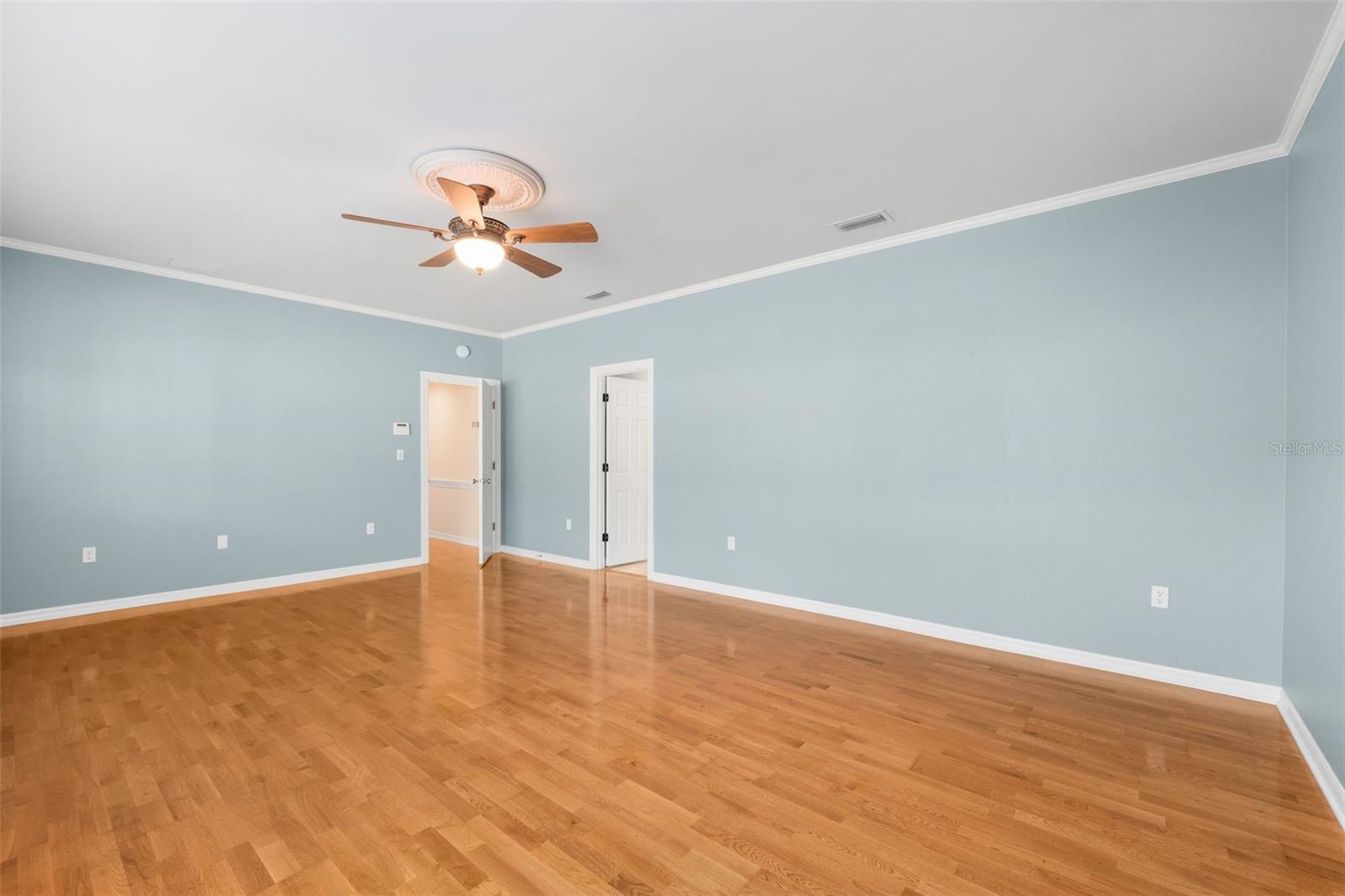 COUNTRY CLUB MANOR - Residential