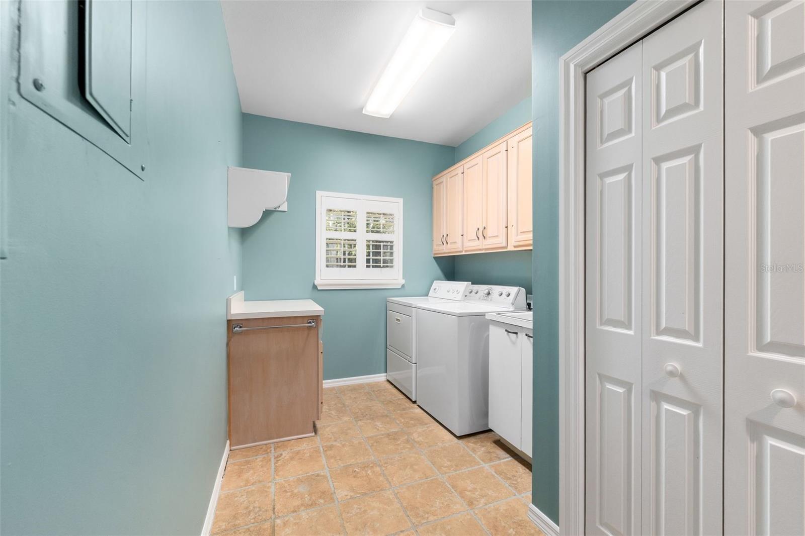 COUNTRY CLUB MANOR - Residential