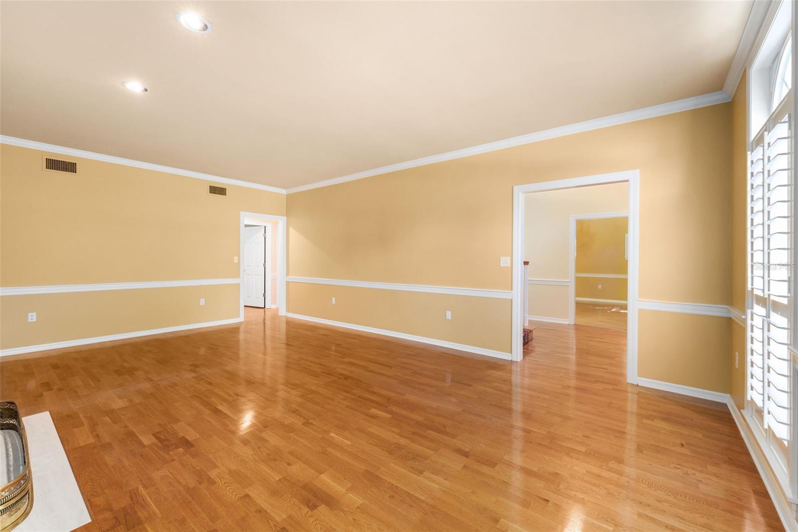 COUNTRY CLUB MANOR - Residential