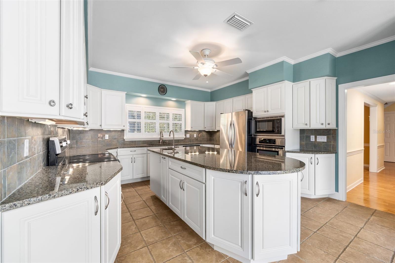 COUNTRY CLUB MANOR - Residential