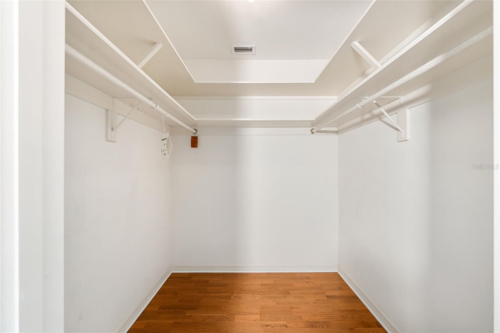 COUNTRY CLUB MANOR - Residential