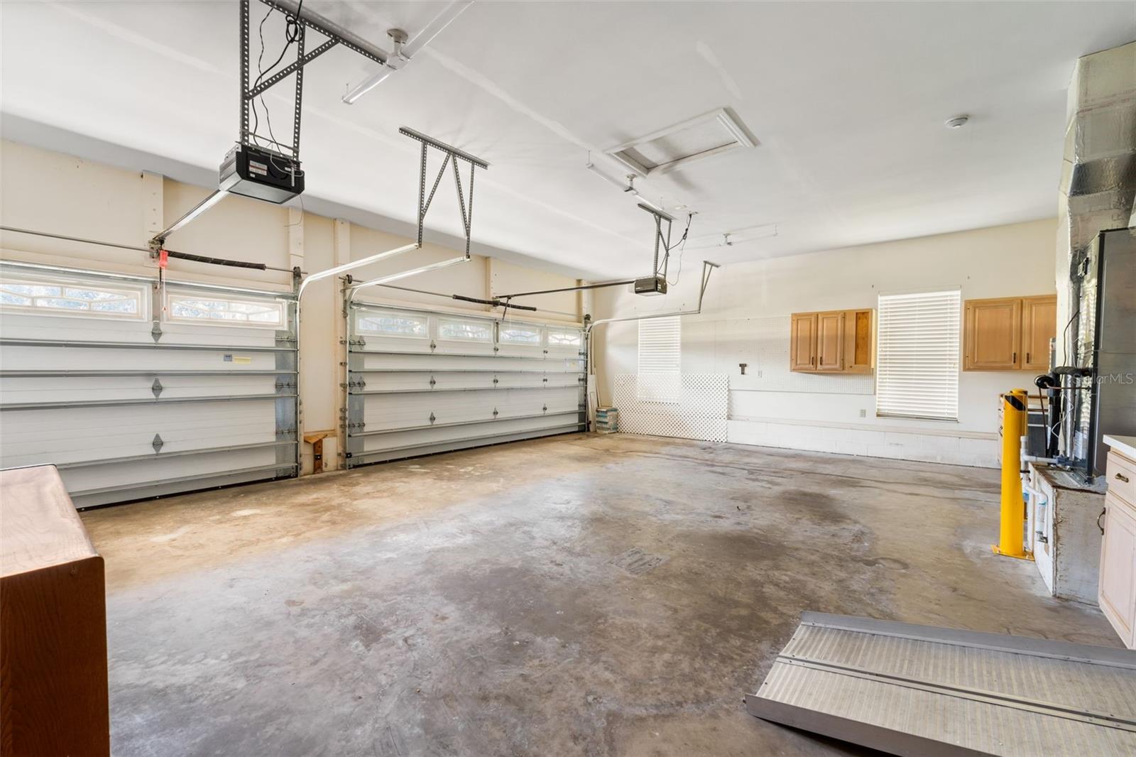 COUNTRY CLUB MANOR - Residential