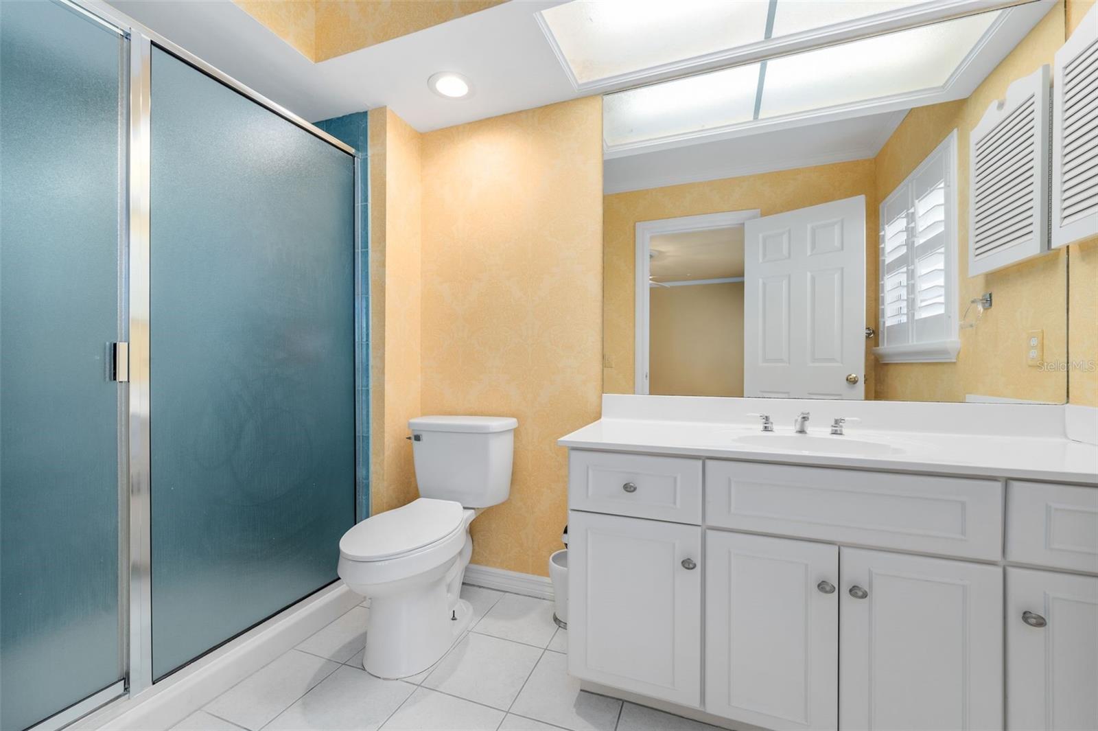 COUNTRY CLUB MANOR - Residential