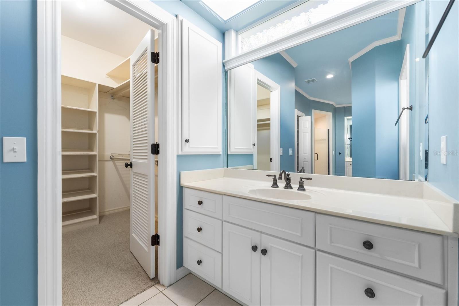 COUNTRY CLUB MANOR - Residential