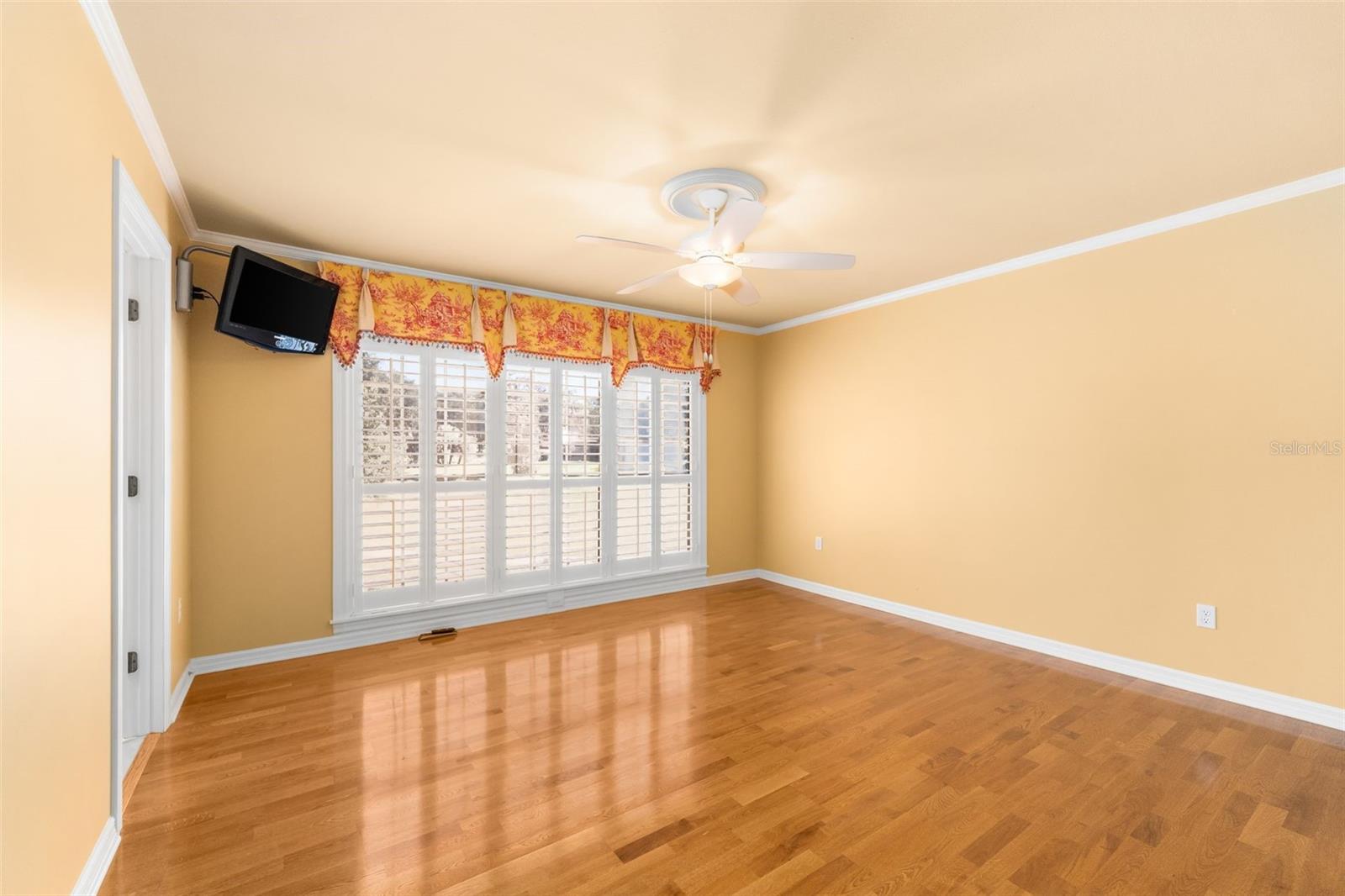 COUNTRY CLUB MANOR - Residential