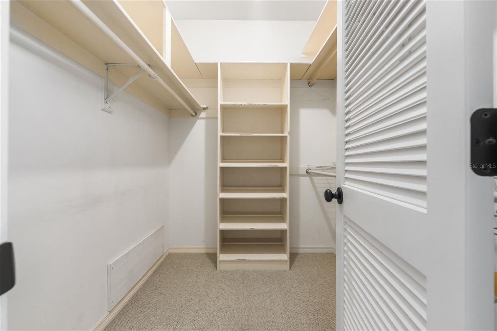 COUNTRY CLUB MANOR - Residential