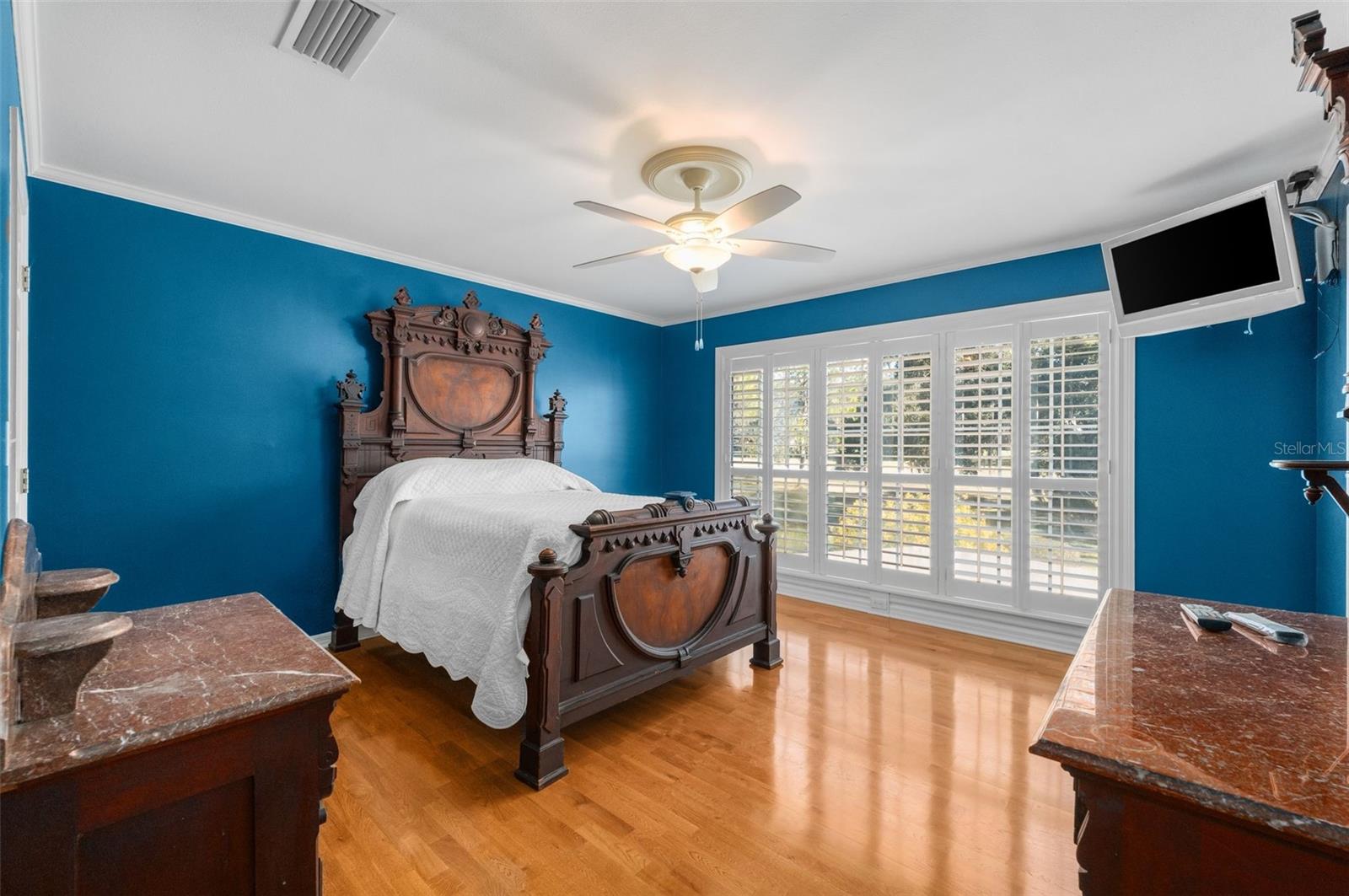 COUNTRY CLUB MANOR - Residential