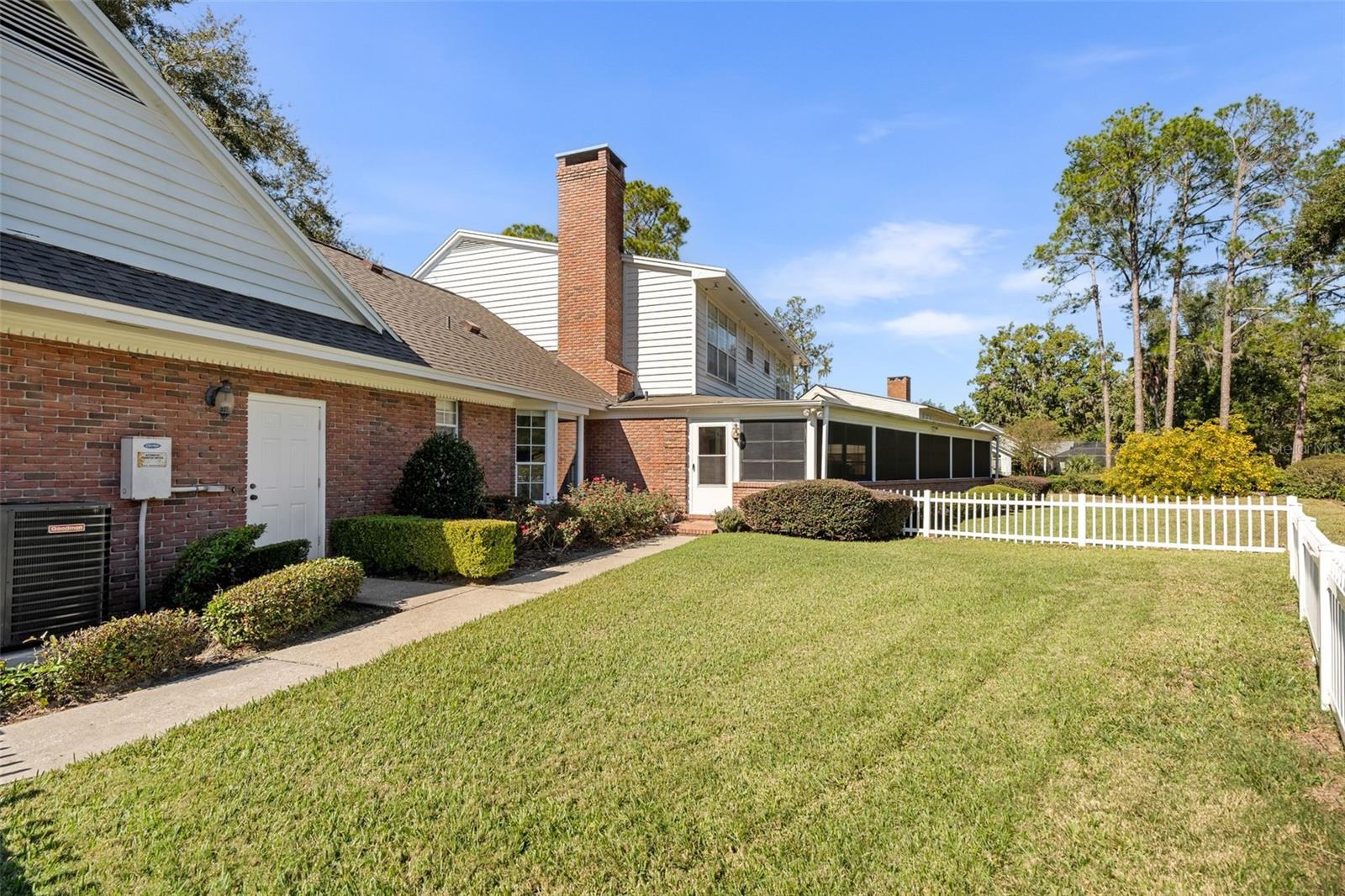 COUNTRY CLUB MANOR - Residential