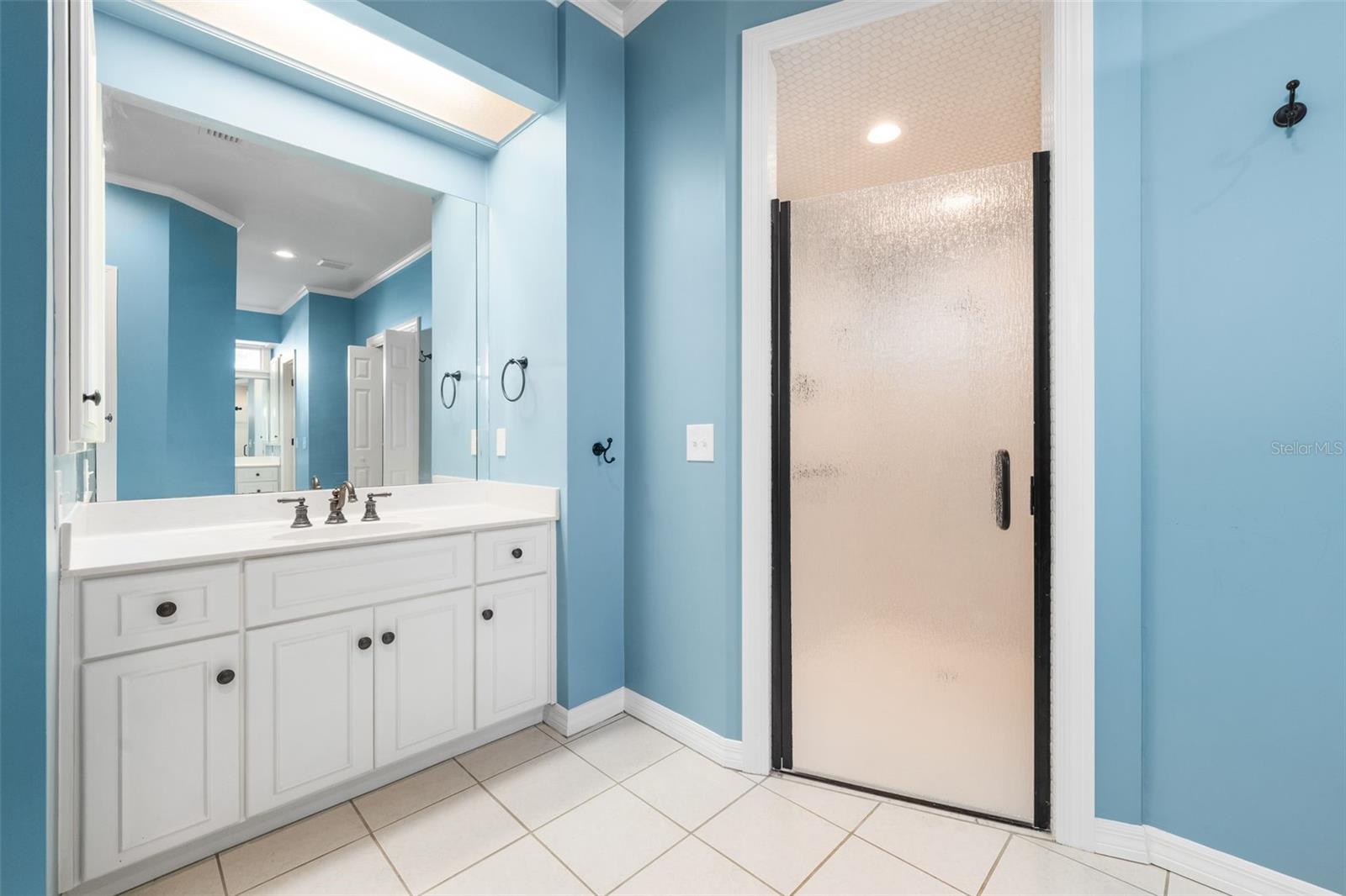 COUNTRY CLUB MANOR - Residential