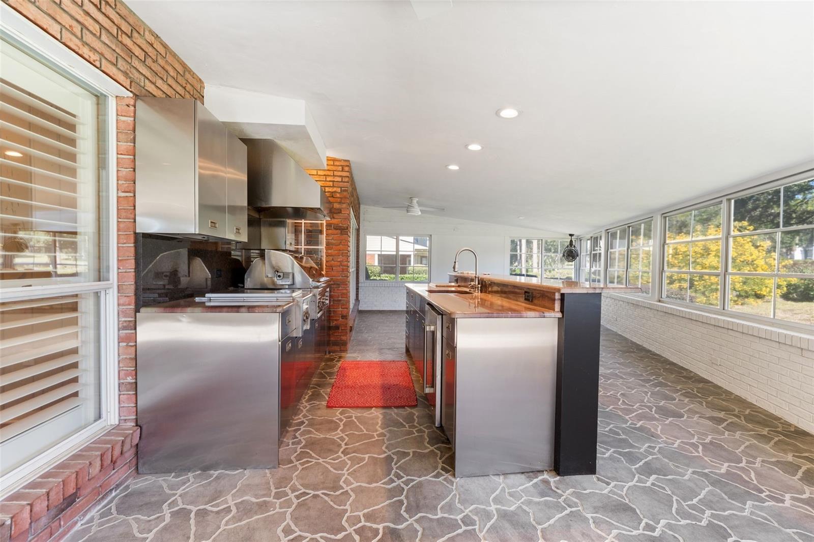 COUNTRY CLUB MANOR - Residential