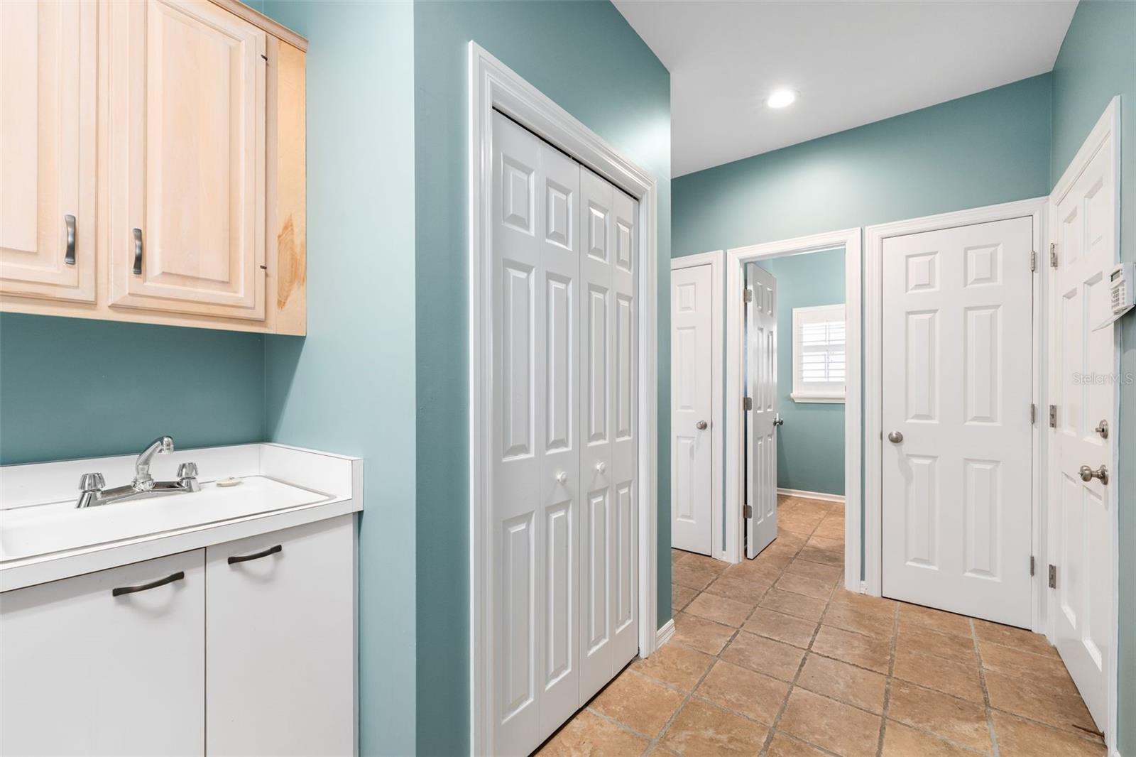 COUNTRY CLUB MANOR - Residential