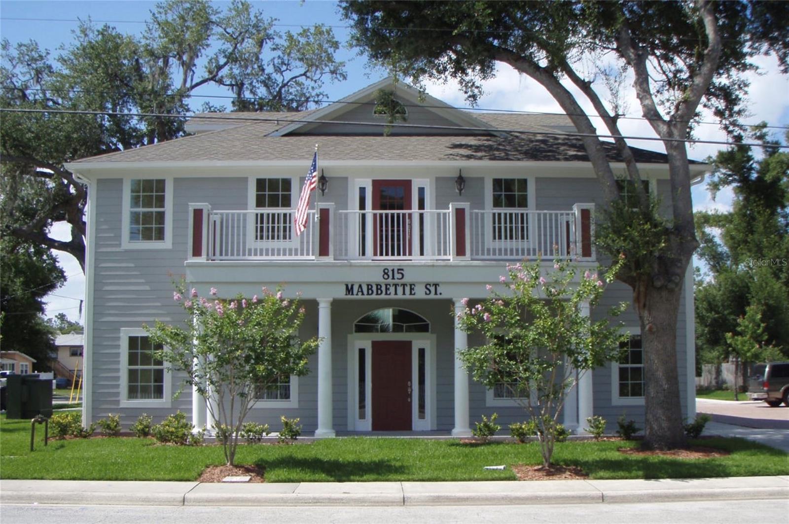 Professional building located in the heart of downtown Kissimmee. Six minute walk to the courthouse, one block away from John Young Parkway.