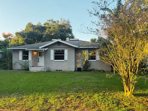 Photo of 1030 E Walnut Street, Lakeland, FL 33801 (MLS # OK225708)