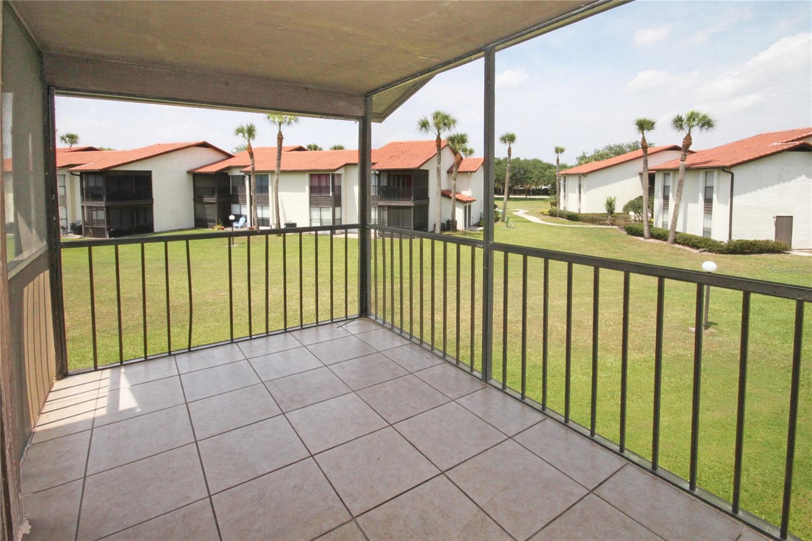 R C WORLD CONDO 01 - Residential