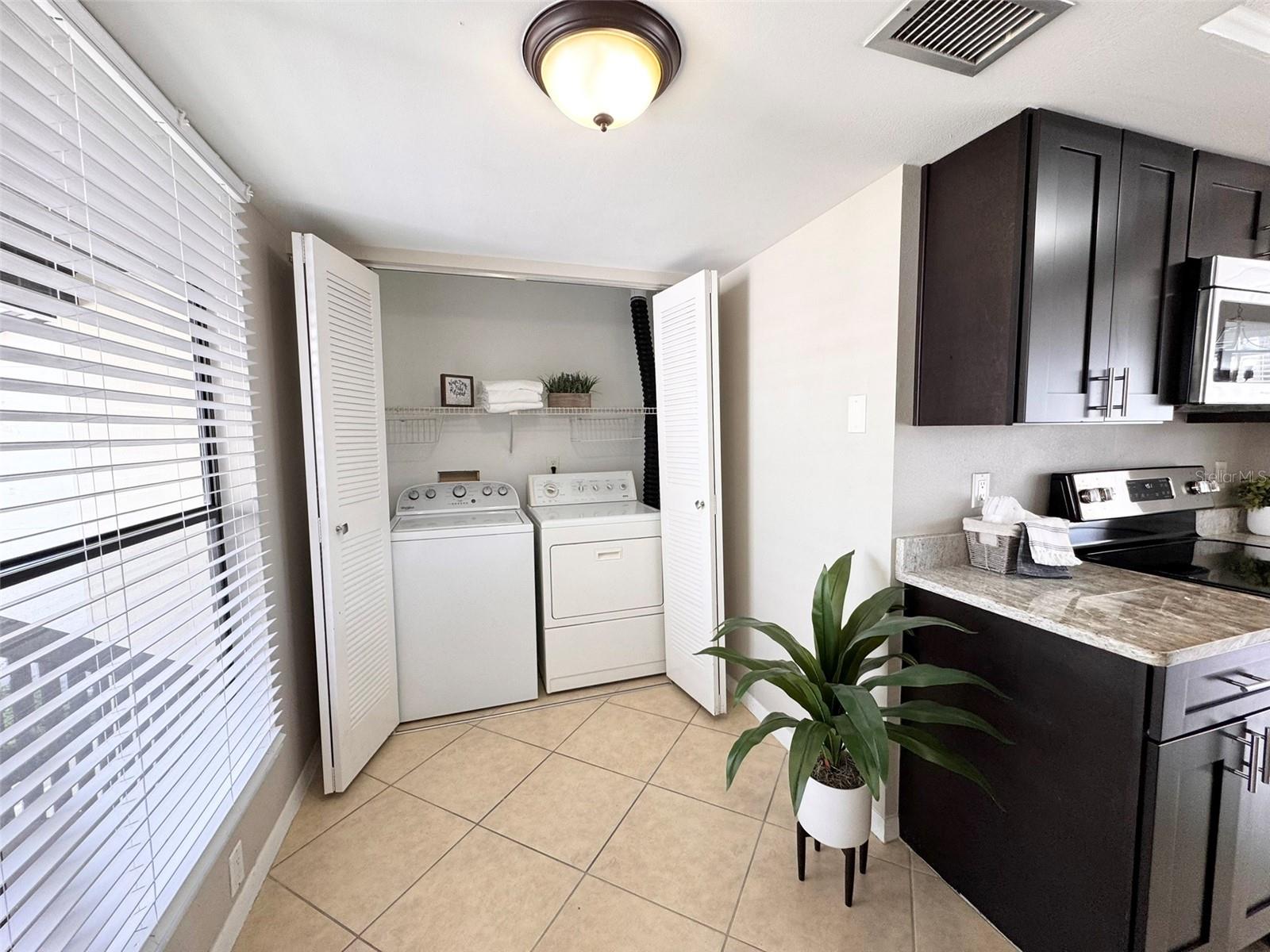 R C WORLD CONDO 01 - Residential
