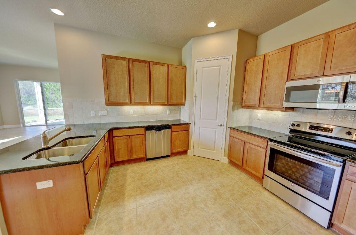 813 ALDENHAM LANE