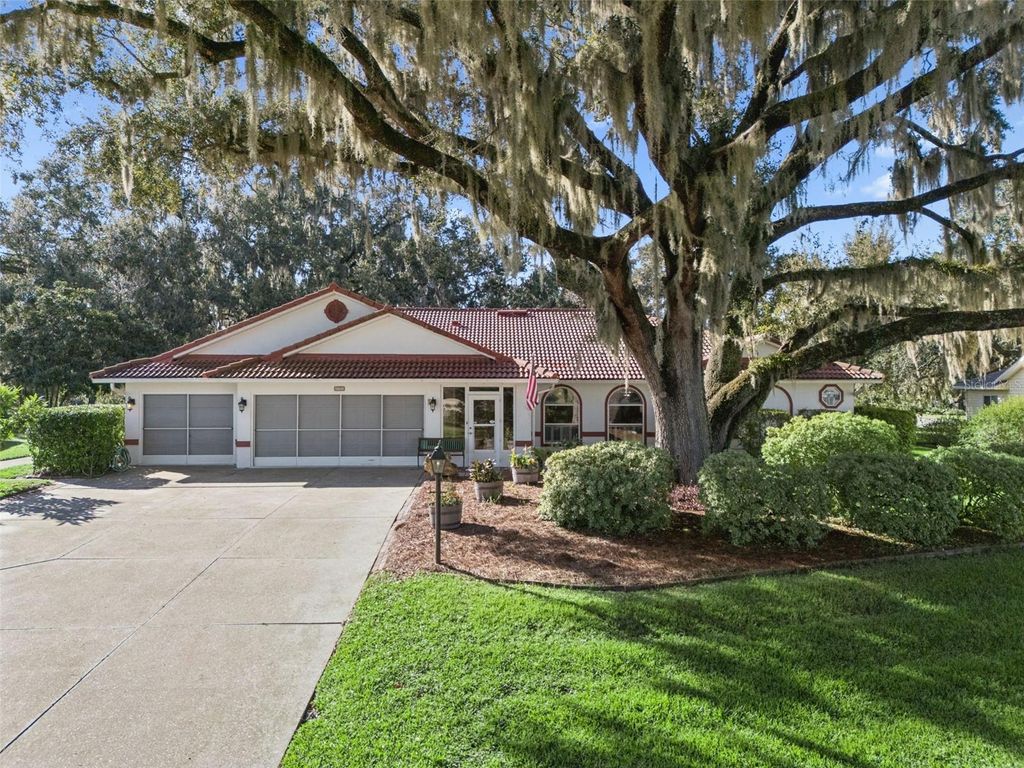 Photo of 5609 Rosewall Circle, Leesburg, FL 34748 (MLS # G5103638)