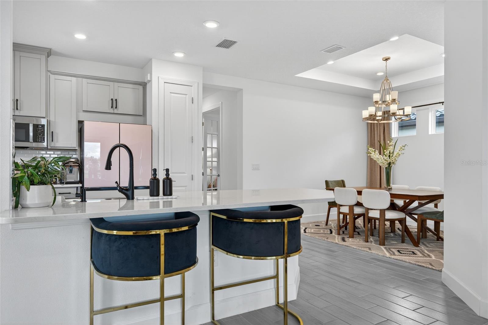 AZARIO ESPLANADE PH V - Residential