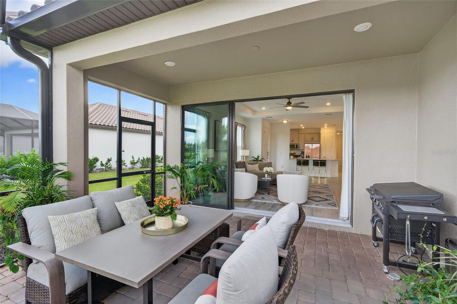 AZARIO ESPLANADE PH V - Residential