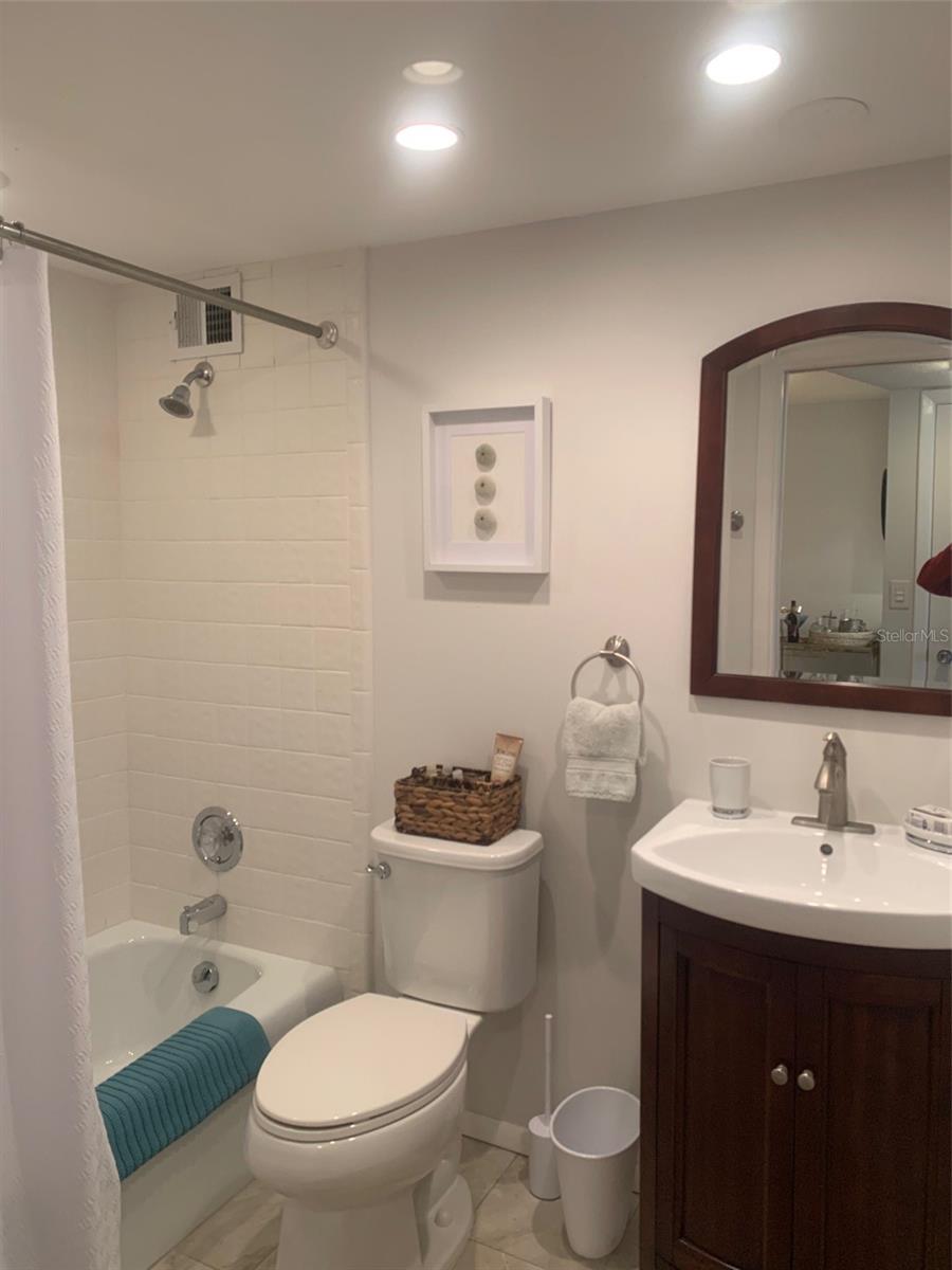 VENICE AVE CONDO - Residential Lease