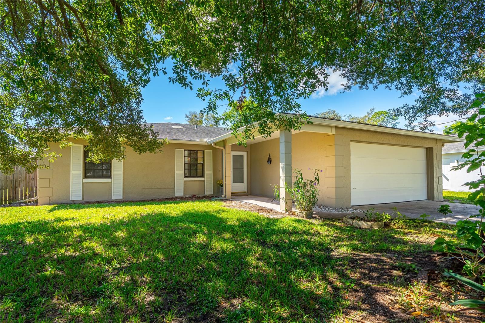 Welcome to this beautifully updated 3-bedroom, 2-bath home, perfectly situated on an oversized lot in one of Palm Coast’s most desirable neighborhoods. Built in 1987 and recently renovated, this home combines classic charm with modern updates, offering the ideal blend of comfort and style. Inside, you’ll find a bright and inviting layout designed for easy living. The spacious 2-car garage provides plenty of storage, while the large backyard offers endless possibilities for outdoor entertaining, gardening, or future expansion.Enjoy the peaceful setting of this quiet community while being just minutes from shopping, dining, parks, and all that Palm Coast has to offer.
Whether you’re a first-time buyer or looking for your next forever home, this property is a must-see. Don’t miss the opportunity—schedule your private showing today!