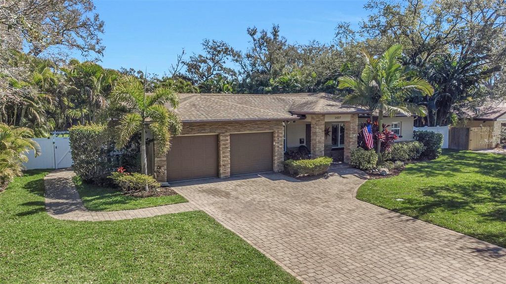 Photo of 1437 Country Club Rd N Road N #COUNTRY CLUB RD N, St Petersburg, FL 33710 (MLS # TB8478522)