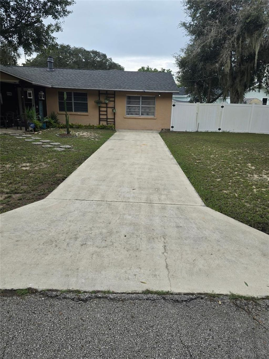 Photo of 613 S Willow Avenue, Avon Park, FL 33825 (MLS # TB8379812)