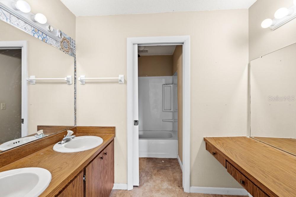 GRANADA TOWN HOMES AT SANORA - Residential