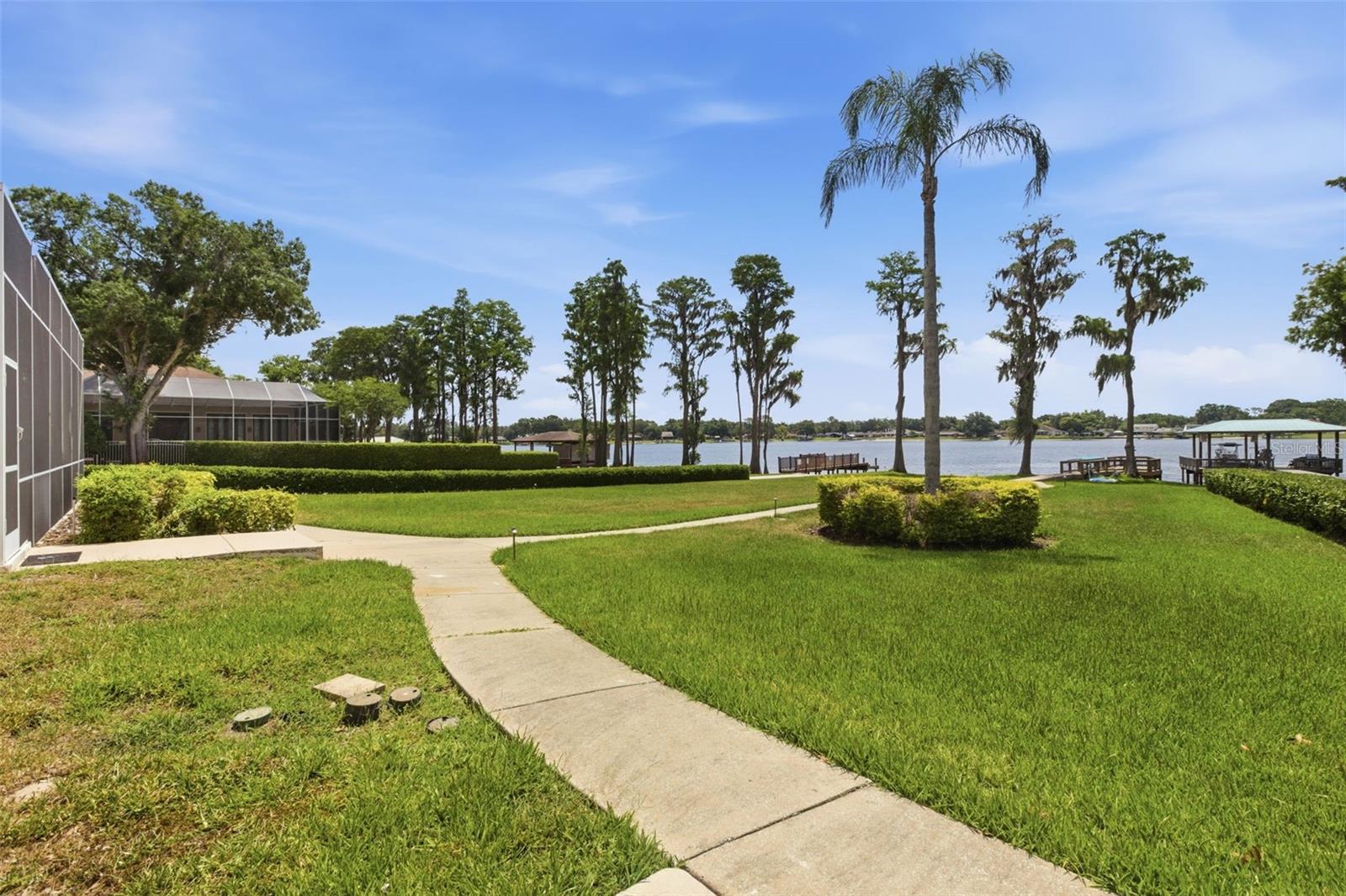 SWANN LAKE - Residential