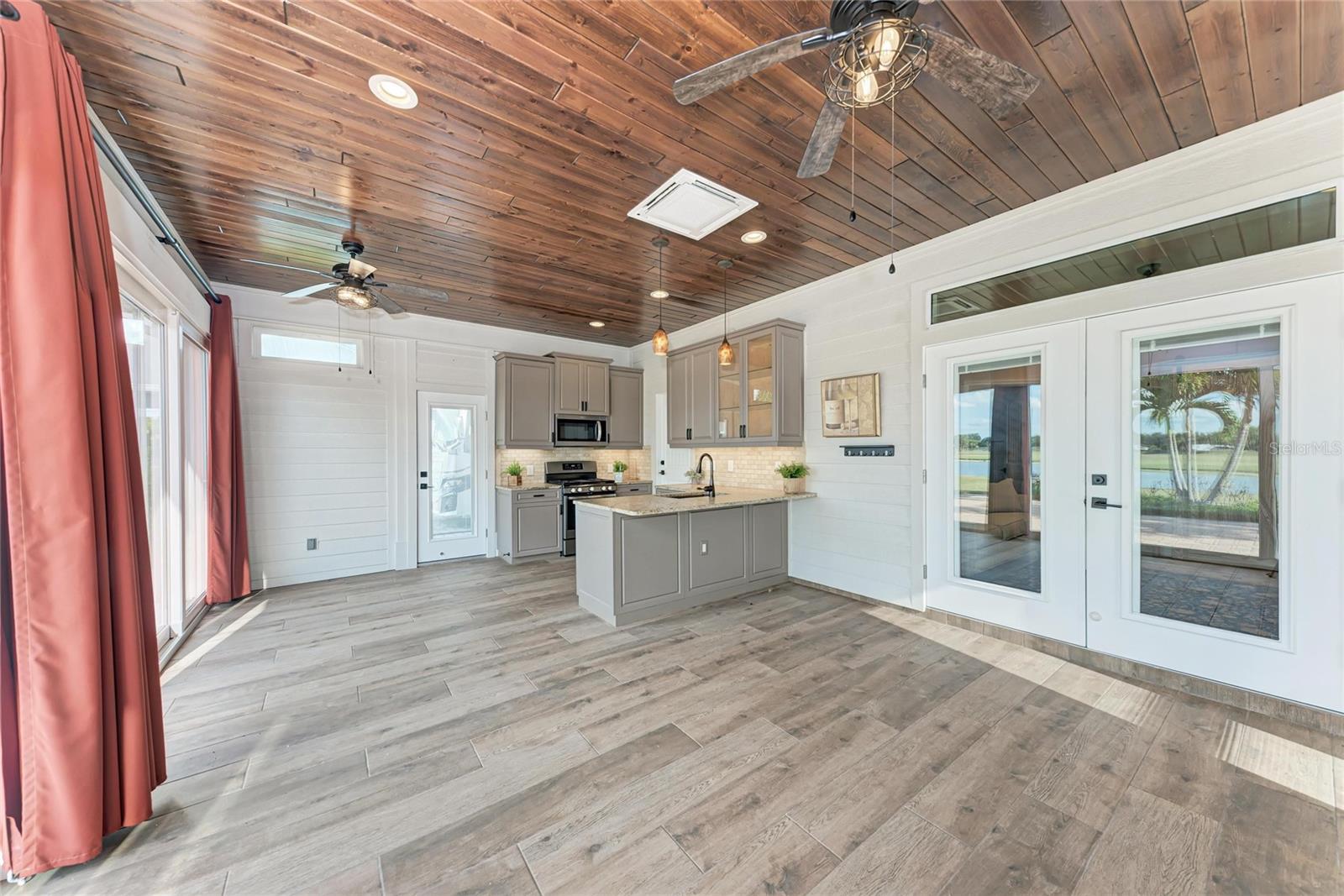 THORNTON CRK MOTORCOACH RESIDENCE - Residential