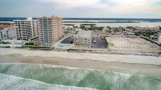 DAYTONA BEACH SHORES: VIEW OF OCEAN FROM ROOM BEACH FRONT!!!! FULLY FURNISHED PLUS POWER, WATER SEWER, INTERNET AND CABLE AVAILABLE.
WILL RENT WEEKLY, MONTHY OR SEMI ANNUAL. ADVERTISED PRICE IS FOR MONTHLY. LINNENS, TOWELS, KITCHEN APPLIANCES AND ALL DISHWARE INCLUDED.
Move right in HUGE COMFY KING BED, top of the line bedsheets and towels it's a vacation.