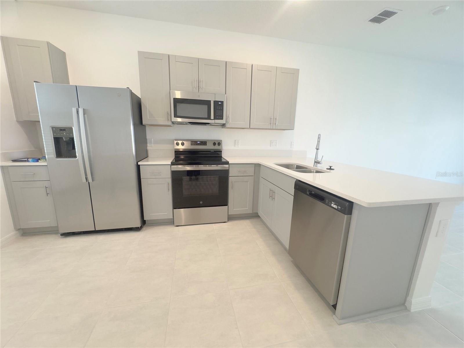BRAND NEW!! For Rent: Modern 2 Bed, 2.5 Bath Townhome – Pets Welcome!
Available October 1st, this stylish townhouse at 3014 Skyline Loop, Kissimmee, FL 34758 offers a bright open-concept layout with a spacious living and dining area that flows into a contemporary kitchen, perfect for entertaining or everyday living. Upstairs you’ll find two private bedroom suites, each with its own full bathroom, plus a convenient laundry area. Community amenities include a resort-style pool, green spaces, and a playground for outdoor enjoyment. Ideally located near shopping, dining, schools, and with easy access to Orlando’s major attractions and highways. Pets are welcome—bring your furry friends along!
?? Contact us today to schedule a showing and make this home yours.